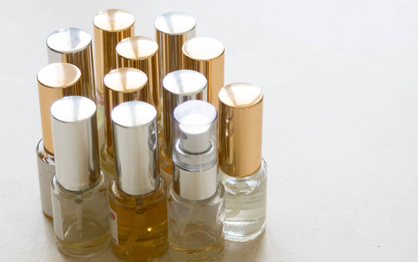 Fragrance testers with gold plated caps - Φωτογραφία, εικόνα