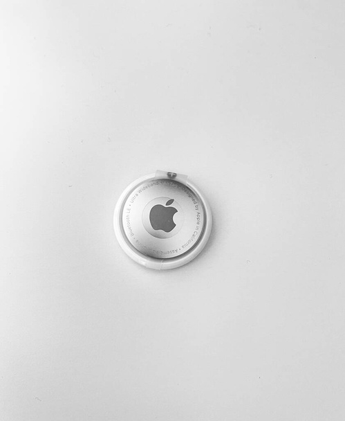 TORRENTE, ŠPANĚLSKO - 30. dubna 2021: Apple airtag s bílým pozadím - Fotografie, Obrázek