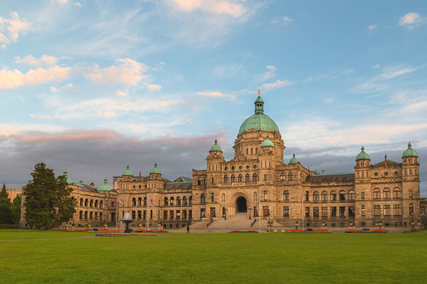 Neobarocke Architektur des Parlamentsgebäudes von British Columbia in der Provinzhauptstadt Victoria, B.C., Kanada an einem Sommerabend. - Foto, Bild