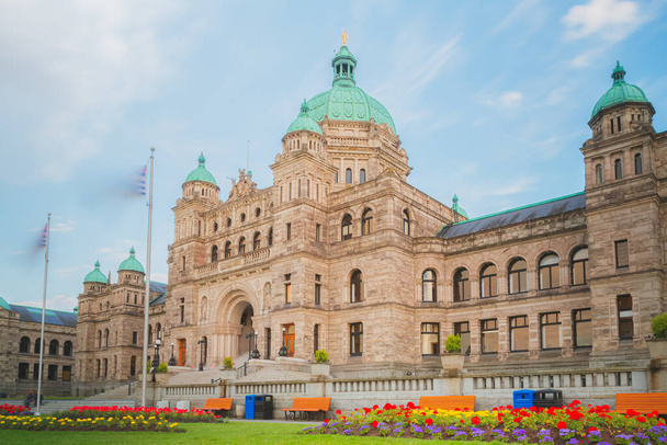 Neobarokke architectuur van het parlementsgebouw van de wetgevende vergadering van British Columbia in de provinciehoofdstad Victoria, B.C., Canada op een zomeravond. - Foto, afbeelding