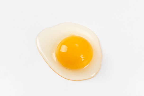 Gema de ovo crua isolada sobre fundo branco - Foto, Imagem