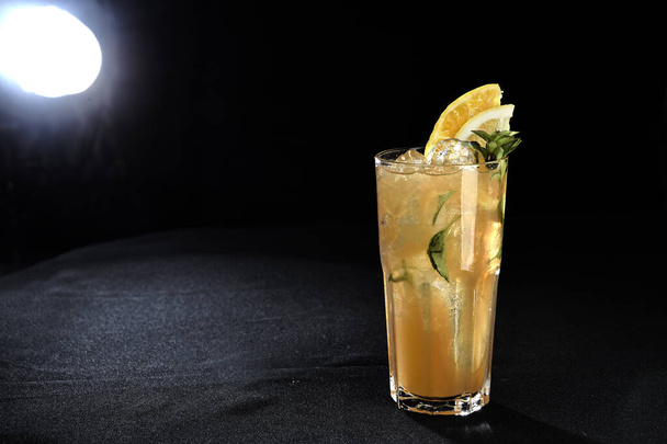 boisson alcoolisée rafraîchissante aux baies, vodka glacée et gin, zeste de citron servi dans une tasse en verre sur le comptoir sur fond flou - Photo, image