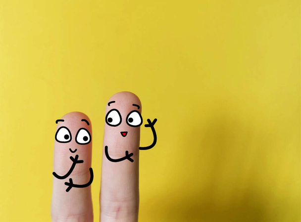 Dois dedos são decorados como duas pessoas. Um deles está perguntando outro sobre problemas no local de trabalho após pandemia. - Foto, Imagem