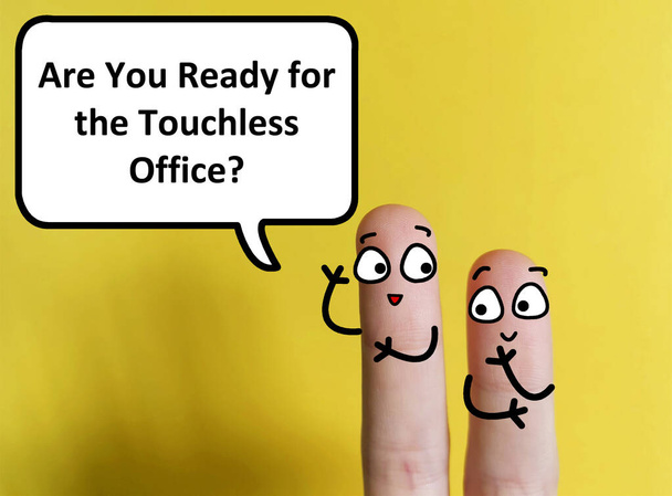 Deux doigts sont décorés comme deux personnes. L'un d'eux demande à un autre s'il est prêt pour le bureau sans contact. - Photo, image