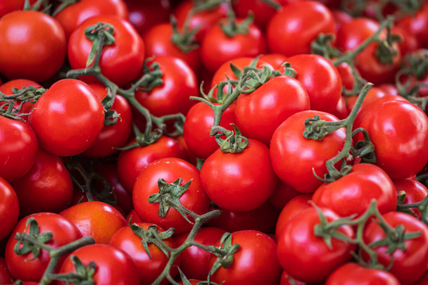 Tomaatit tausta. Tuoreet tomaatit lajike kasvanut kaupassa. Tomaatit salaattia, alkupalaa ja keittoa varten - Valokuva, kuva
