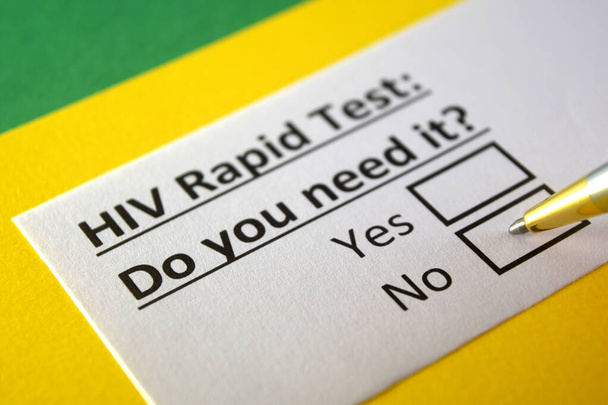 Uma pessoa está respondendo a pergunta sobre o teste rápido de HIV. - Foto, Imagem