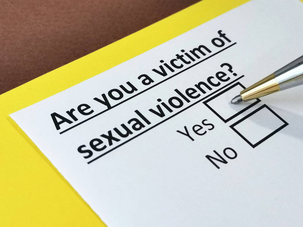 Una persona está respondiendo a una pregunta sobre violencia sexual. - Foto, imagen