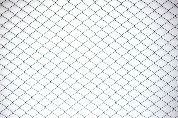 κλείσιμο ξιφασκίας με σιδερένιο δίχτυ για φόντο - Φωτογραφία, εικόνα