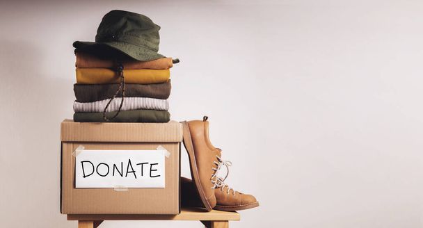 Abbigliamento Donazione, Concetto Rinnovabile. Preparare l'indumento a casa prima di donare - Foto, immagini