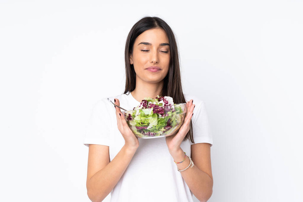 Mladá žena se salátem izolované na bílém pozadí - Fotografie, Obrázek