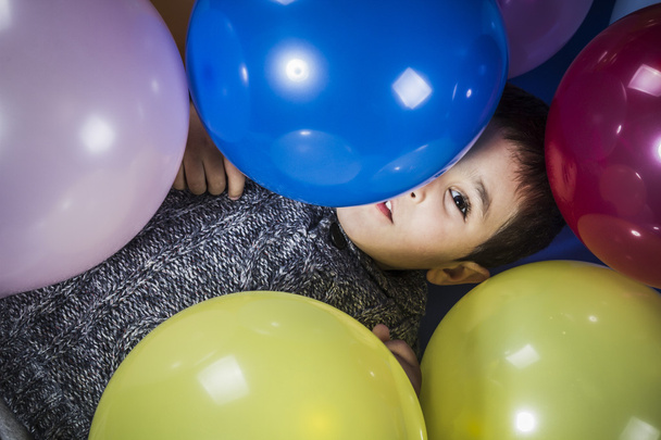 Boy playing with balloons - Foto, Bild