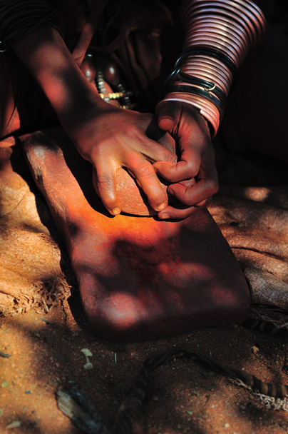 aşı boyası taşlama himba kadın - Fotoğraf, Görsel
