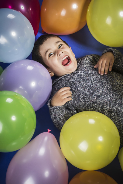 Boy playing with balloons - Фото, зображення