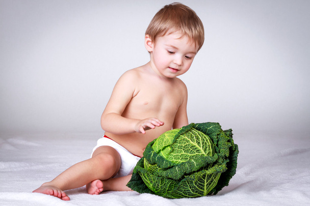 Boy with cabbage, studio shot - Foto, Imagem