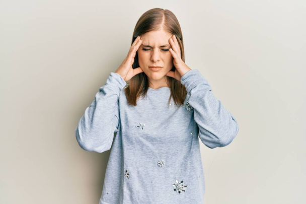 Prachtige blanke vrouw draagt casual kleding die lijdt aan hoofdpijn wanhopig en gestrest omdat pijn en migraine. handen op het hoofd.  - Foto, afbeelding