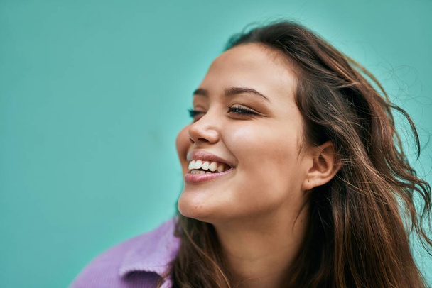 Genç İspanyol kadın gülümseyerek şehirde mutlu mesut dikiliyor.. - Fotoğraf, Görsel