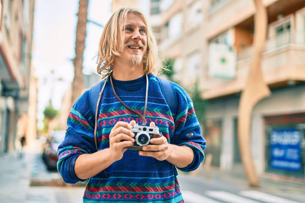 Fiatal skandináv turista, aki boldogan mosolyog a városban.. - Fotó, kép