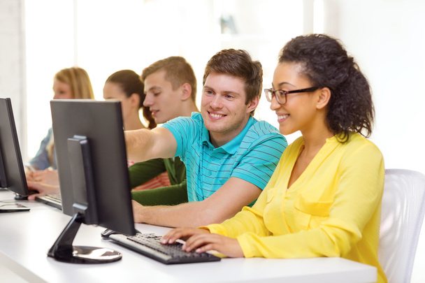 улыбающиеся ученики в компьютерном классе в школе
 - Фото, изображение