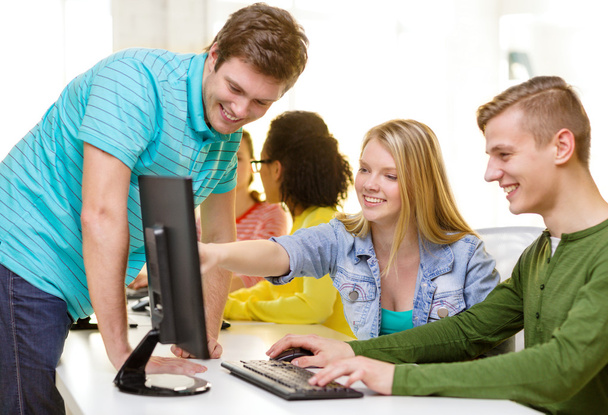 hymyilevät oppilaat tietokonekurssilla koulussa
 - Valokuva, kuva