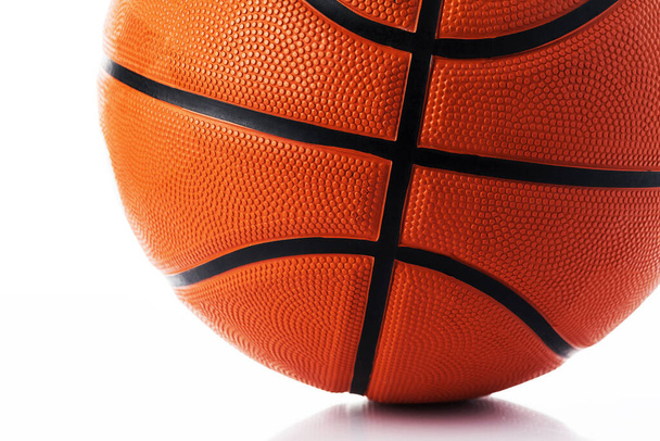 Laranja, bola de basquete de borracha fechar isolado no fundo branco. - Foto, Imagem