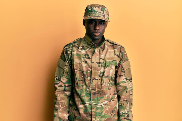 若いアフリカ系アメリカ人の男は軍隊の制服を着て眠いと疲れて、疲労とたまり場のために疲れ、朝の怠惰な目を見て.  - 写真・画像