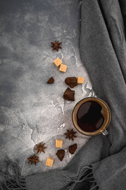 Composição com caneca de café, açúcar e chocolate no fundo escuro. Deitado plano, vista superior - Foto, Imagem