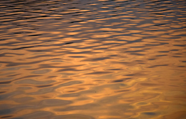 sundown light on the lake water - Foto, Bild