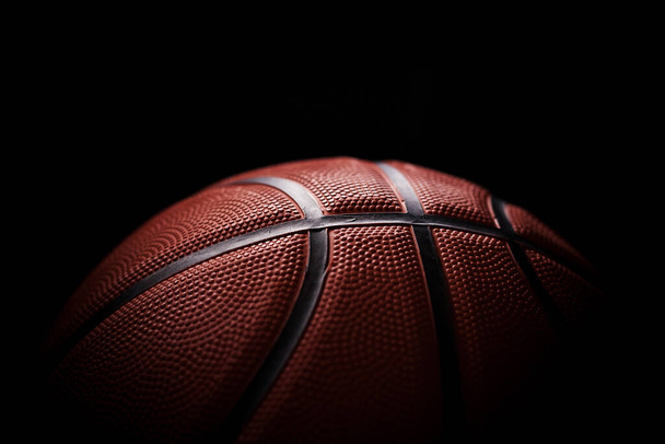 Le nouveau ballon de basket est un matériau en caoutchouc orange avec une couverture de rue. - Photo, image