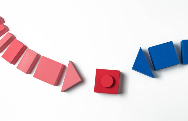 Collage of geometric shapes made of foam rubber in the form of a start button and an arrow - Foto, afbeelding