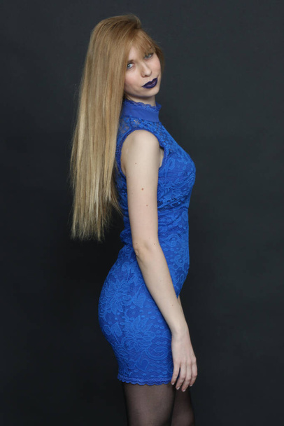 Красива блондинка європейська дівчина з блакитними очима позує в студії на ізольованому фоні. Стиль, тенденції, моделювання, концепція моди
. - Фото, зображення