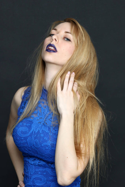 Красива блондинка європейська дівчина з блакитними очима позує в студії на ізольованому фоні. Стиль, тенденції, моделювання, концепція моди
. - Фото, зображення