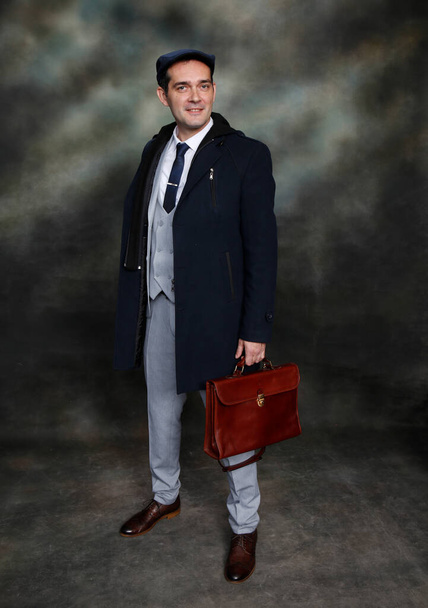 Charmant homme d'âge moyen posant en studio sur fond isolé. Style, élégance, affaires, gentleman, concept de mode. - Photo, image