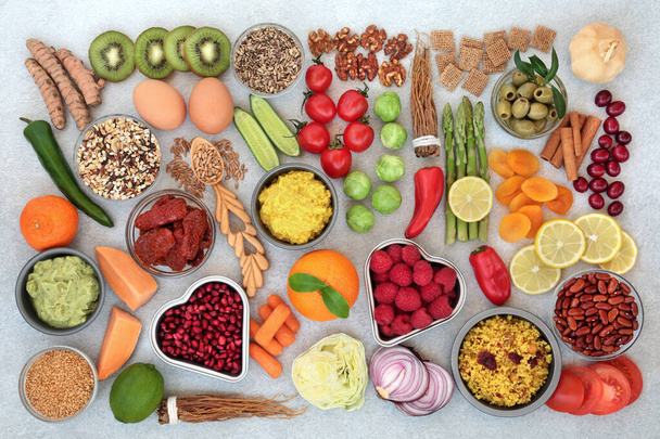 Immunerősítő egészséges élelmiszer gyümölcsök, zöldségek, gabonafélék, tejtermékek, gyógynövények, fűszerek és mártogatós magas fehérje, omega 3, antocianinok, antioxidánsok, likopin, intelligens szénhidrátok, & élelmi rost. Egészségügyi élelmiszer-koncepció.  - Fotó, kép