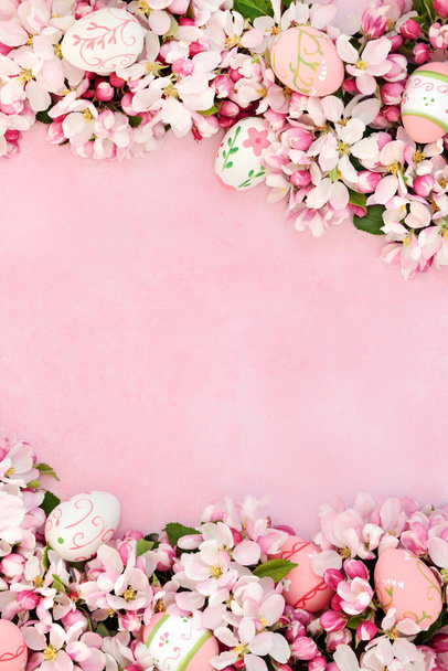 Huevo de Pascua y flor de manzana borde de la flor en rosa moteado. Tarjeta de felicitación, invitación o etiqueta de regalo para Pascua. Puesta plana.  - Foto, imagen