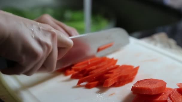 Крупный план женщины, рубящей морковку
 - Кадры, видео