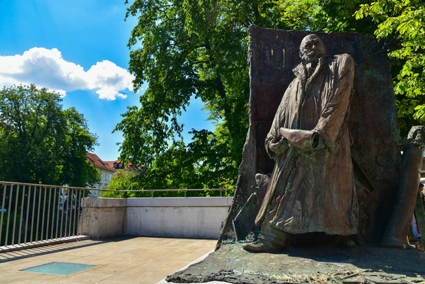 Die Statue des slowenischen und jugoslawischen Bankiers, Politikers, Diplomaten und Journalisten Ivan Hribar am Hauptfluss von Ljubljana, Slowenien - Foto, Bild