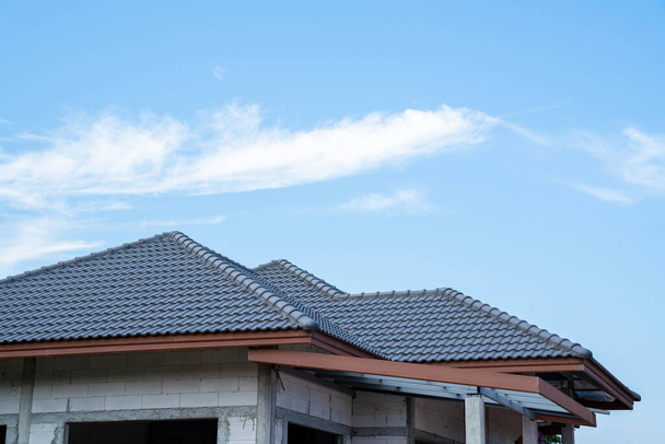Nuevo techo de baldosas de casa con techo de baldosas españolas en la construcción de la casa sin terminar, estructura del tejado - Foto, imagen