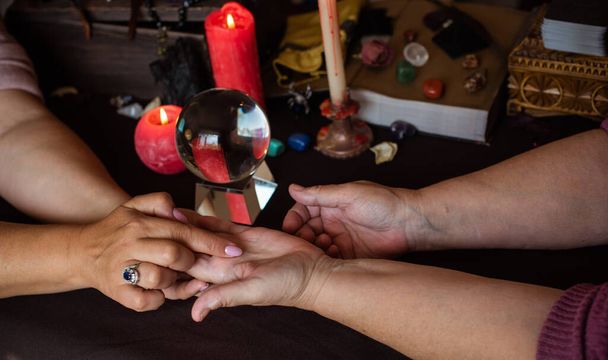 Palmenreiter - Seance of Wahrsagerei auf einer Hand, Kerzen und Wahrsagerhexen Objekte. Das Konzept der Wahrsagerei, Astrologie und Esoterik - Foto, Bild