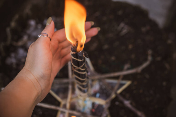 Magie des bougies, paganisme, objets sorciers. Le concept de divination, de wicca et d'ésotérisme - Photo, image
