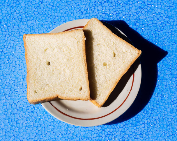 завтрак меню с хлебом из натуральной пшеницы. очень подходит для продвижения хлебобулочных изделий - Фото, изображение