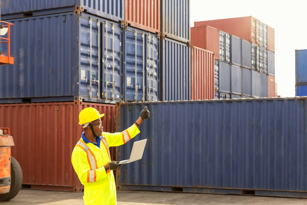 Foreman ukazuje palce nahoru na vysokozdvižné vozíky v průmyslové kontejnerové nákladní lodi. - Fotografie, Obrázek