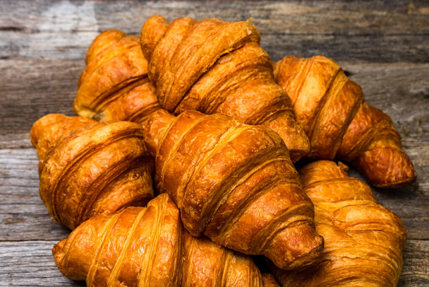 Frische und leckere Croissants isoliert. Französisches Frühstückskonzept. - Foto, Bild