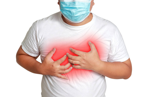 Hombre gordo usando una máscara Ponga la mano sobre el pecho con dificultad para respirar Está en riesgo de desarrollar diabetes Hipertensión Enfermedad coronaria Hiperlipidemia Enfermedad de peligro del coronavirus - Foto, imagen