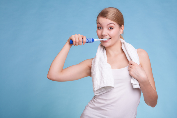 Girl brushing teeth. Dental care healthy teeth. - Foto, afbeelding