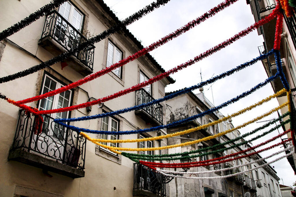 Lizbon, Portekiz 'in dar ve renkli sokakları, görkemli cepheleri, pencereleri ve balkonları - Fotoğraf, Görsel