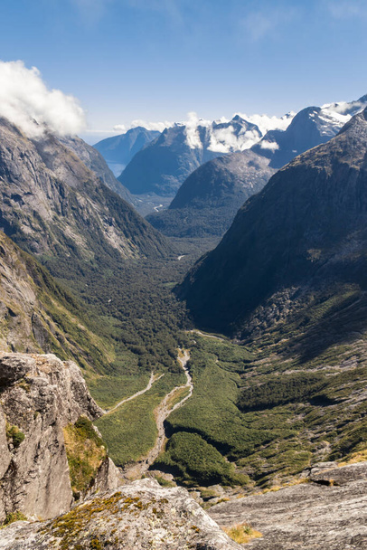 kilátás nyílik a Gulliver folyóra és a Milford-szorosra Gertrude Saddle útvonalról a Fiordland Nemzeti Parkban, South Island, Új-Zéland - Fotó, kép