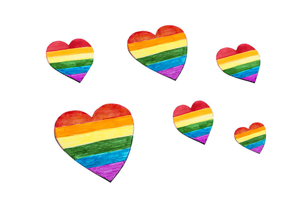 sechs gemalte LGBT-Flaggen aus Papier in Herzform auf weißem Hintergrund. LGBT Stolz Monat, LGBT soziale Bewegungen Konzept. - Foto, Bild