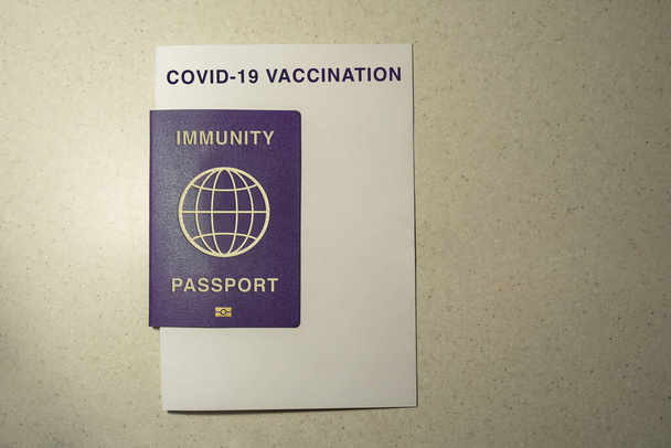 globális Covid-19 immunitási útlevél arany betűkkel és vakcinázási bizonyítvánnyal. Vakcinázott, koronavírus negatív eredmény, vakcinázási bizonyítvány. - Fotó, kép