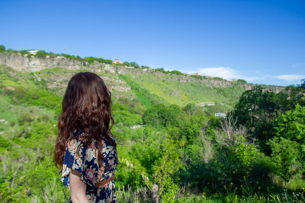 mulher nas montanhas, menina em um campo - Foto, Imagem