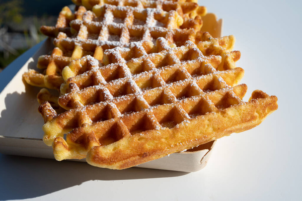 Belçika 'nın Dinant, Wallonia, Belçika' da Maas nehri manzaralı tatlı taze Belçika waffleları servis edilir. - Fotoğraf, Görsel